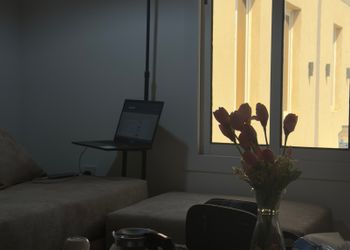 استديو بسرير ماستر وجلسة مريحة 