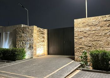 شاليه بمسطح اخضر ومسبح 