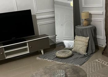 استديو بسرير ماستر وجلسة مريحة 