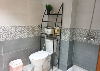 شقة بغرفة معيشة وغرفة نوم 