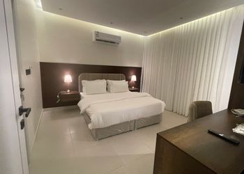 استديو بسرير ماستر وأثاث مريح 
