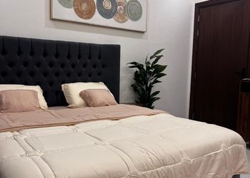 استديو بسرير ماستر وأثاث مريح 