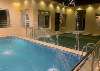 شالية بصالة ومسطح اخضر مع مسبح