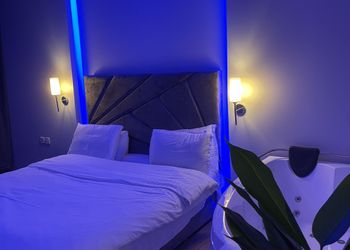 شاليه بمسطح اخضر وجلسة خارجية 