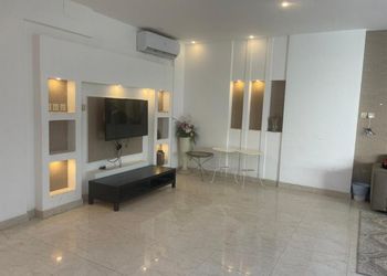 شاليه بمسطح اخضر وجلسة خارجية 