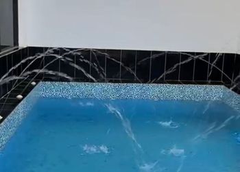 شاليه بمجالس واسعة ومسبح خارجي