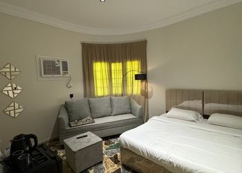 غرفة بسرير ماستر