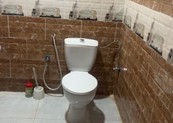 شاليه بجلسة خارجية ومسطح اخضر