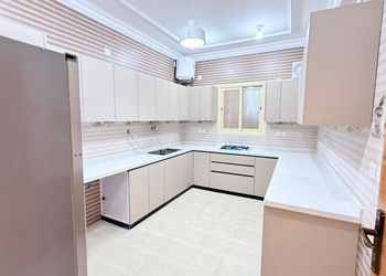 شقة بصالة جلوس وثلاث غرف نوم 