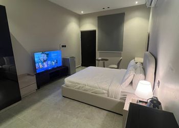 استديو بأثاث مريح وبسيط 