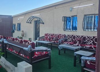 استراحة بمسطح اخضروجلسة خارجية 
