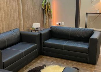 مزرعة بمسطحات خضراء وبيت شعر 
