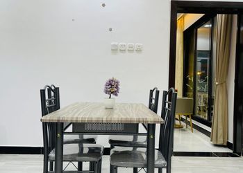 شاليه بجلسة تطل على مسبح خارجي 
