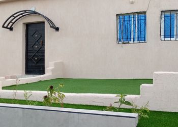 استراحة بمسطح اخضروجلسة خارجية 