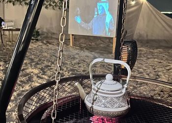 كرفان بجلسة خارجية وإطلالة بحرية