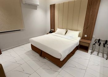 شاليه بمسطح اخضر ومسبح 