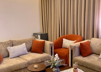 شقة بدخول ذاتي وصالة أنيقة 