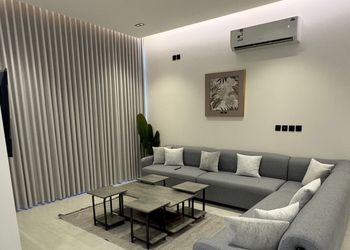 شاليه بمسطح اخضر ومسبح 