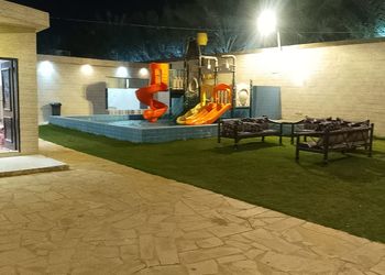 شاليه بمسطح اخضر وألعاب أطفال