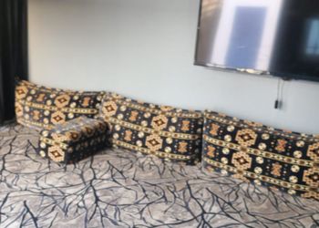 شاليه بصالة مطلة على المسبح 