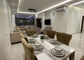 شاليه بجلسة تطل على مسبح خارجي 