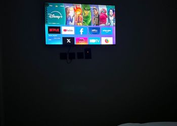 استديو بأثاث مريح وبسيط 
