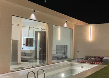 شاليه بمسطح اخضر وجلسة خارجية
