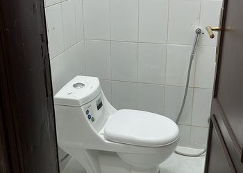 استديو بسرير ماستر وجلسة مريحة