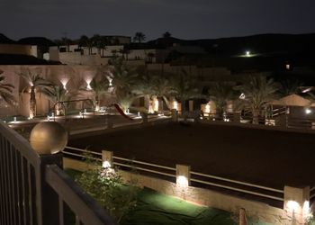 مزرعة بجلسة خارجية واسطبل خيل
