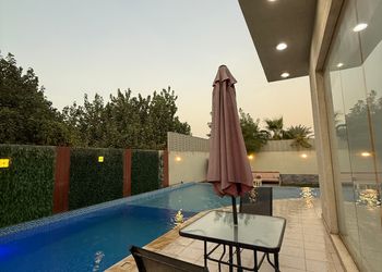 شاليه بصالة داخلية مع مسبح