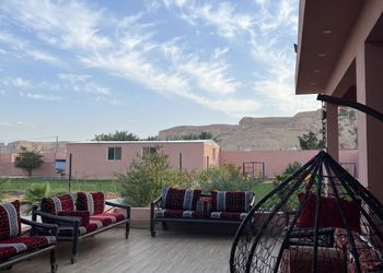 استراحة بجلسة خارجية ومسطح اخضر