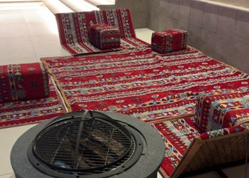 شاليه بجلسة تطل على مسبح خارجي 