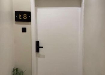 استديو بسرير ماستر وجلسة جانبية