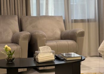 استديو بألوان مريحة وأثاث راقي
