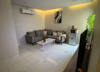 شقة بصالة مريحة وغرفة نوم