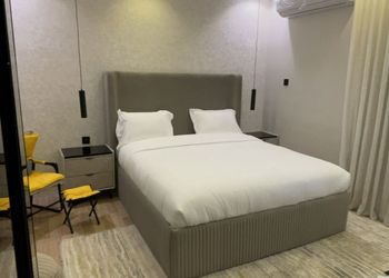 استديو بأثاث مريح وبسيط 