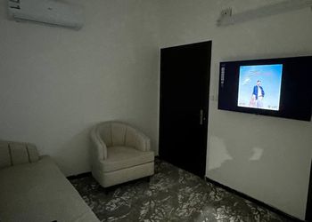 شقة بغرفتين نوم وصالة ومجلس