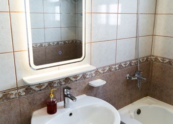 شقة بتصميم أنيق وغرفة نوم مريحة