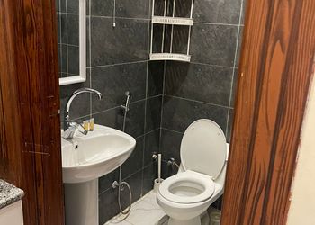 استديو بأثاث مريح وبسيط 