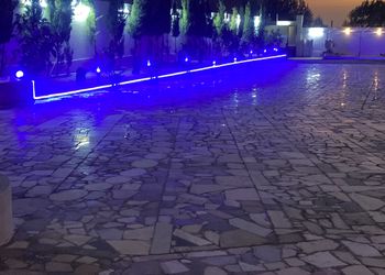استراحة بمجلس وفناء خارجي 