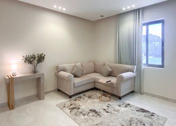 استديو بأثاث مريح وبسيط 