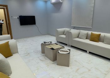 شقة بصالة جلوس وثلاث غرف نوم 