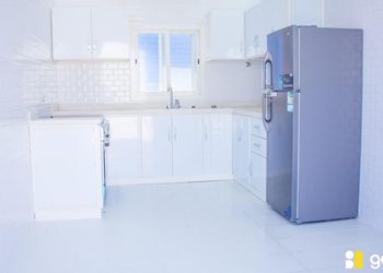 استراحة بمسبح و مسطح اخضر