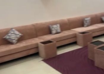 شاليه بجلسة خارجية و مسطح اخضر