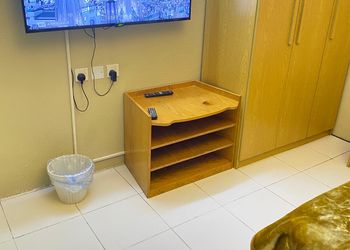 استديو بسرير ماستر وأثاث مريح 