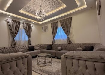 شقة بصالة أنيقة ودخول ذاتي