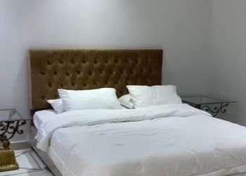 شقة بصالة وثلاث غرف نوم 