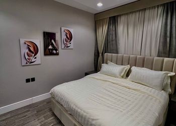شقة بصالة انيقة ودخول ذاتي