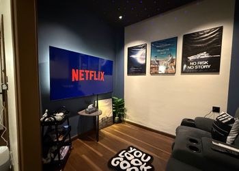 استديو سينمائي وبانيو قرب البحر