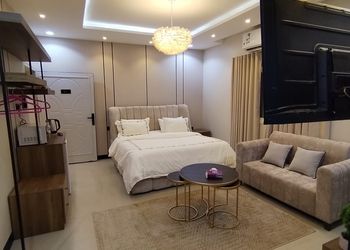 استديو بسرير ماستر وأثاث مريح 